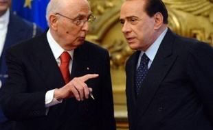 Le gouvernement de Silvio Berlusconi a adopté vendredi un décret-loi pour interdire la suspension de l'alimentation des personnes dans le coma mais le président de la République a refusé de le signer, contraignant le chef du gouvernement à choisir la voie plus longue du projet de loi voté par le Parlement.