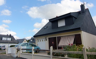 Des scellés ont été posés sur les portes de la maison de Noyal-Châtillon-sur-Seiche où un homme a été poignardé.