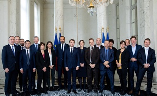 Les treize membres du Haut conseil pour le climat avec le président de la République, le jour de son installation en novembre dernier.