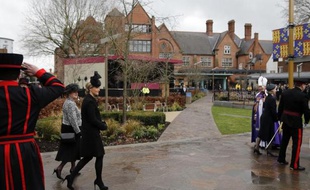 Sophie, comtesse de Wessex, arrive le 26 mars 2015 à la cathédrale de Leicester, dans le centre de l'Angleterre, pour participer aux funérailles du roi Richard III, décédé il y a cinq siècles