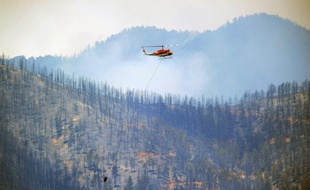 Alors que des vents très forts et contraires soufflaient sur la région, rendant imprévisible l'avancée des flammes, les files de voitures fuyant la ville s'allongeaient sur les autoroutes.