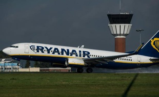 Un avion de la compagnie Ryanair décolle de l'aéroport de Lille, le 11 octobre 2014