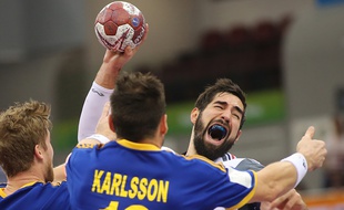 L'international français Nikola Karabatic contre la Suède, lors des championnats du monde de handball, le 24 janvier 2015, au Qatar.