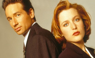 David Duchovny et Gillian Anderson dans X-Files, en 1995.