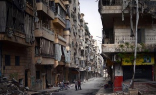 "Le jour où je vois un lampadaire allumé, je cours me prendre en photo avec lui!", lance Cheikh Yazen: "On n'a pas vu ça depuis quatre mois à Ferdaous", un quartier d'Alep, la capitale économique syrienne privée d'électricité depuis plusieurs mois.