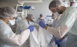 Le personnel médical en action à l’hôpital de Strasbourg.