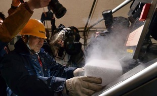 Un robot télécommandé qui projette de la glace sèche pour "aspirer" les substances radioactives: telle est une des dernières innovations nippones pour contribuer au nettoyage de la centrale accidentée de Fukushima.
