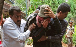 L'agent consulaire français accusé de viol sur sa fille de 3 ans et demi lors de son transfert à l'hôpital Bowring, à Bangalore, en Inde, le 19 juin 2012.
