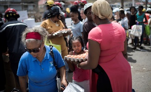 Des habitants de Saint-Martin à une distribution de vivres, le 12 septembre 2017.