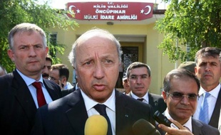Le président François Hollande et le ministre des Affaires étrangères Laurent Fabius ont condamné samedi "avec la plus grande fermeté" le double attentat à la voiture piégée qui a fait au moins 40 morts dans une petite ville du sud de la Turquie proche de la Syrie.
