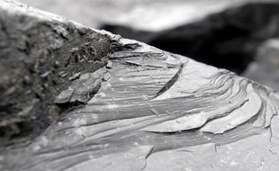 Gros plan de blocs de schiste, le 05 décembre 2007, après leur extraction dans les ardoisières d'Angers à Trélazé.