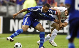 France's Thierry Henry (L) fights for the ball with Serbia's Gojko Kacar in their World Cup 2010 qualifying soccer match at Stade de France in Saint-Denis, northern Paris, September 10, 2008. REUTERS/Charles Platiau (FRANCE)