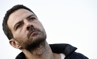 L'ex-trader Jérôme Kerviel (D) aux côtés de son avocat, à sa sortie de prison à Fleury-Mérogis près de Paris, le 8 septembre 2014