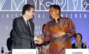 A droite, Gita Wiryawan ministre du commerce Indonésien félicité par le directeur de l'OMC Roberto Azevedo le 7 décembre 2013 à Bali.