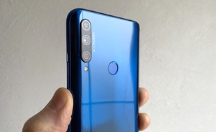 Le smartphone Honor 9X aligne trois modules photos à l'arrière.