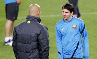 L'entraîneur du Barça Pep Guardiola (à g.) et l'Argentin Lionel Messi, le 6 mars 2012 à Barcelone.