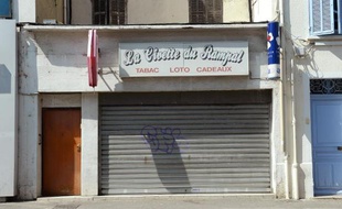 Vue le 23 août 2013 de la devanture d'un bureau de tabac braqué la veille à Marignane