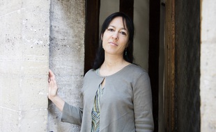 Elsa Marpeau, romancière, scénariste et créatrice de séries à succès