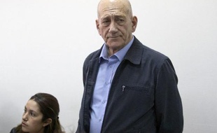 L'ancien Premier ministre israélien Ehud Olmert (c) dans un tribunal de Jérusalem le 30 mars 2015