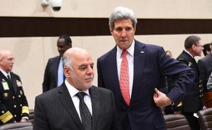 Le secrétaire d'Etat américain John Kerry (D) et le Premier ministre irakien Haidar al-Abadi le 3 décembre 2014 à une réunion à Bruxelles