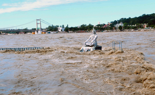 Une statue presque totalement immergée lors des inondations survenues en octobre 2021 en Inde.