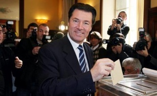 Même s'il a affirmé qu'il ne changerait rien à sa politique, le président Nicolas Sarkozy a indiqué qu'il "tiendrait naturellement compte" des résultats. Outre un mini-remaniement ministériel, il devrait surtout modifier son équipe à l'Elysée.