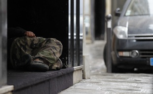Un homme sans domicile fixe près du Louvre à paris en mai 2015