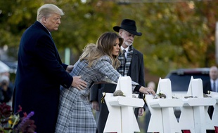Donald et Melania Trump se recueillent à la mémoire des victimes de la tuerie de Pittsburgh, le 30 octobre 2018.