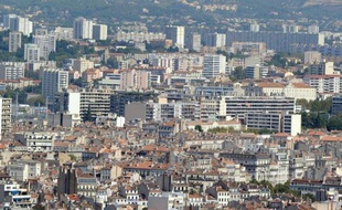 Deux hommes d'une vingtaine d'années ont été blessés par balles en début d'après-midi samedi dans une cité des quartiers Nord de Marseille.