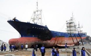 L'épave d'un bateau de pêche devenue l'un des symboles du tsunami du 11 mars 2011 au Japon va être retirée de la ville de Kesennuma où elle s'était échouée, a-t-on appris mardi auprès de responsables municipaux.