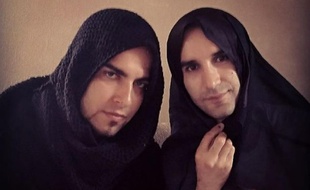 Deux hommes iraniens portent le hijab en signe de soutiens aux femmes de leur pays.