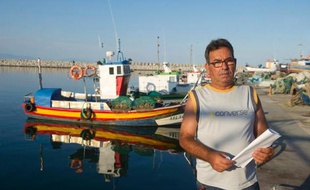Dans la baie de Gibraltar, Francisco Gomez remonte ses filets chargés de palourdes : "rien à voir avec les coquillages qu'on pêche là-bas", déplore ce pêcheur espagnol en désignant une zone où il ne peut plus accéder depuis des jours.