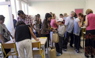 Contre la hausse du coût de la rentrée et le stress des grandes surfaces, des associations de parents d'élèves se sont lancées dans l'achat groupé de fournitures scolaires, livrées directement aux parents quelques jours avant la rentrée.