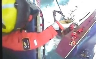 Capture d'écran d'une vidéo diffusée par les gardes-côtes britanniques, montrant le sauvetage de cinq pêcheurs au large des côtes écossaises.