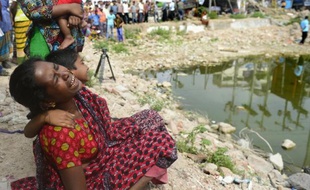 Les proches des victimes du Rana Plaza se retrouvent sur le site de la catastrophe, le 24 avril 2015 à Savar, dans la périphérie de Daka