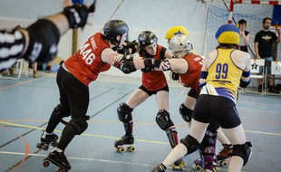 Un match de roller derby des Switchblade Roller Grrrls de Lille.