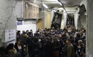 Des usagers du RER A à la station Châtelet-Les Halles, lors d'une grève qui a paralysé le trafic, le 29 janvier 2015 à Paris