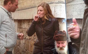 Nathalie Kosciusko-Morizet fume avec des SDF, le 24 décembre 2013.