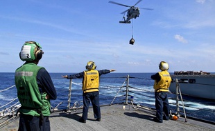 Des marins de la US Navy lors d'une opéation de recherche du vol MH370, le 18 mars 2014.