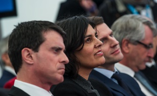Myriam El Khomri, la ministre du Travail, avec à ses côtés Manuel Valls et Emmanuel Macron, le 22 février 2016, chez Solvay, à Chalampe.