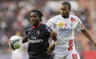 L'attaquant du PSG, Peguy Luyindula (à gauche), lors d'un match de championnat face à Nancy, le 3 octobre 2009.