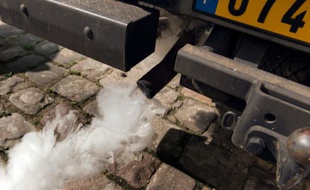 Le pot d'échappement d'une voiture polluante à Paris le 14 mai 2014. Dans la capitale, la pollution provoque 40.000 décès par an et 15% des enfants sont asthmatiques, 35% allergiques