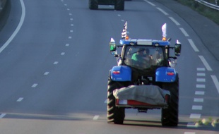 Illustration d'un tracteur, ici sur la rocade de Rennes lors d'une manifestation agricole en 2015.