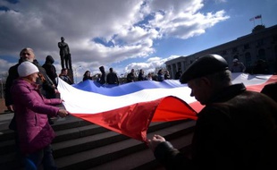 Des manifestants déploient le drapeau de Crimée au centre de Simferopol le 18 mars 2014