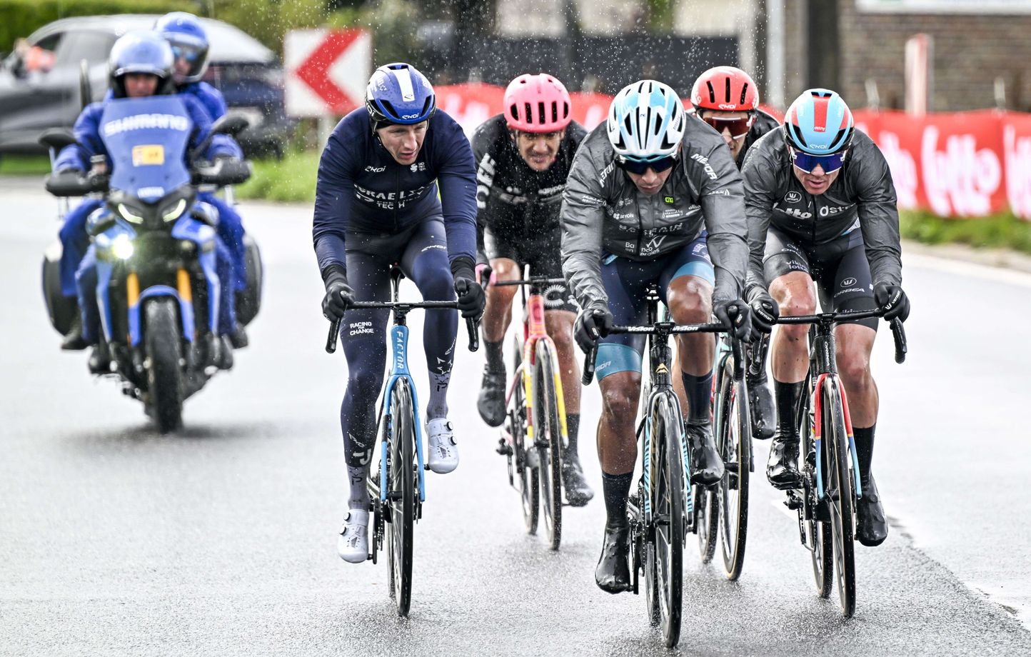 131 coureurs ont abandonné sur la Flèche Wallonne en raison de conditions météo extrêmes. Ceux qui ont survécu était tous très bien couverts