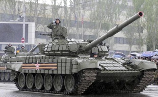 Un rebelle pro-russe participe à une parade militaire le 9 mai 2015 à Donetsk dans l'est de l'Ukraine