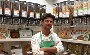 Eddy Diemunsch est le gérant de l'épicerie Day by Day installée rue Fondaudège à Bordeaux.