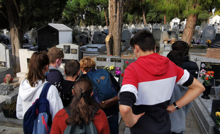 Des centaines de personnes se succèdent dans un flot quasiment ininterrompu devant la tombe de Georges Brassens, à Sète