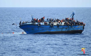 Photo fournie le 25 mai 2016 par la Marine italienne montrant un bateau de migrants sur le point de faire naufrage au large de la côte libyenne