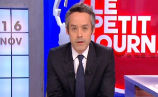 Yann Barthès dans l'édition spéciale du «Petit Journal» le lundi 16 novembre 2015